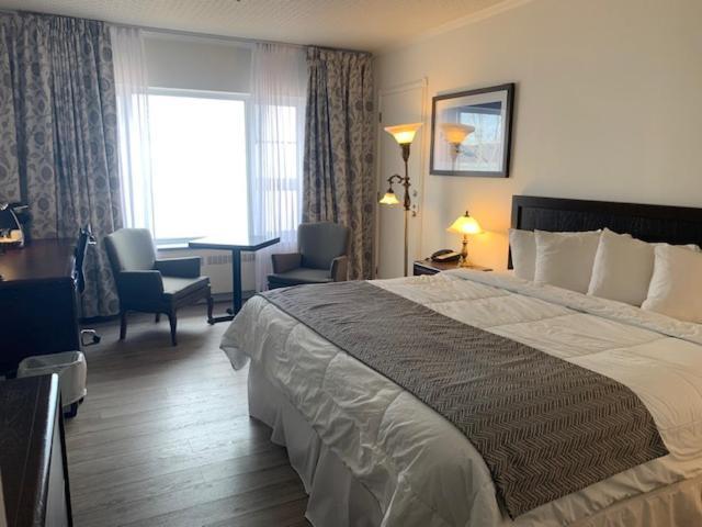 Hotel Le Manoir Baie-Comeau Esterno foto