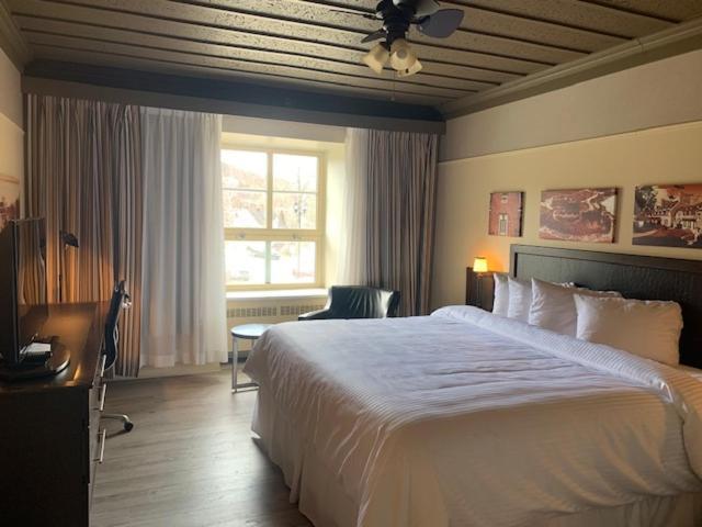 Hotel Le Manoir Baie-Comeau Esterno foto